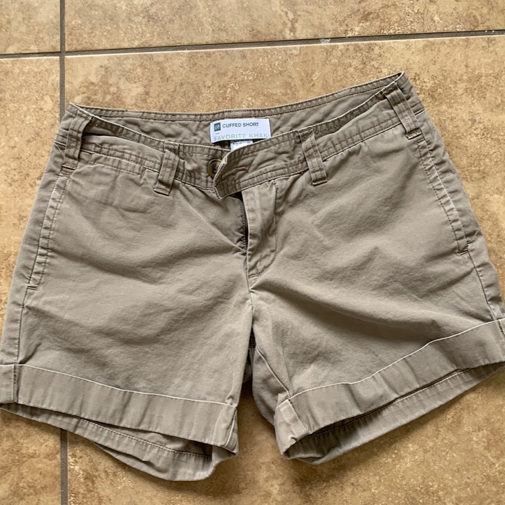Gap women’s Favorite Khaki cuffed chino shorts. Size 6, length 3 1/2 - 4…